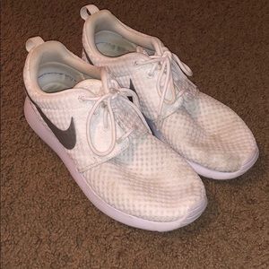 White Nike roshes